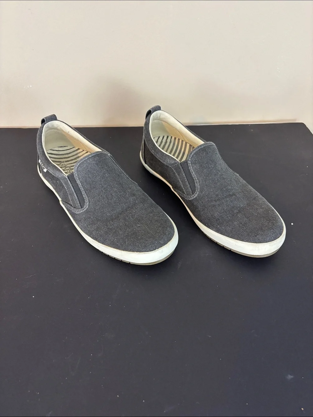 Taos Dark Gray Dandy Canvas Slip-on Shoe Sneaker Size 8.5